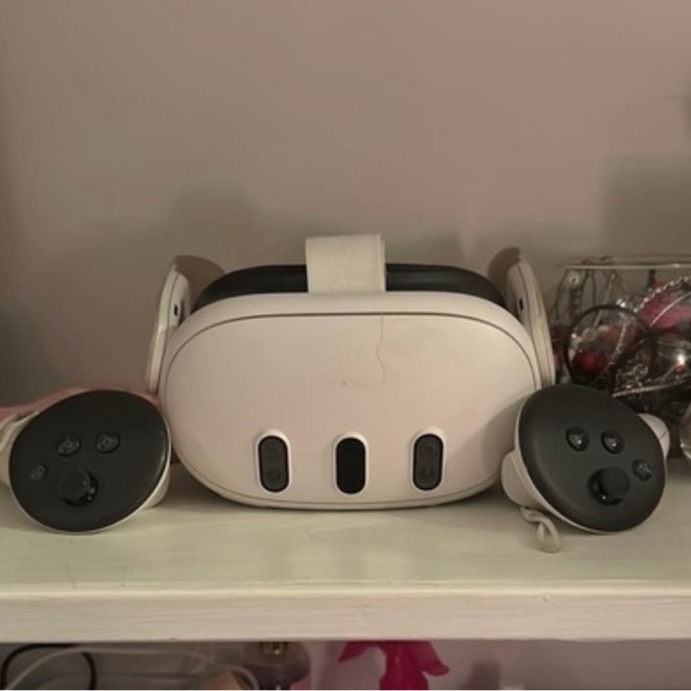 White meta quest 3 Headset with Controllers